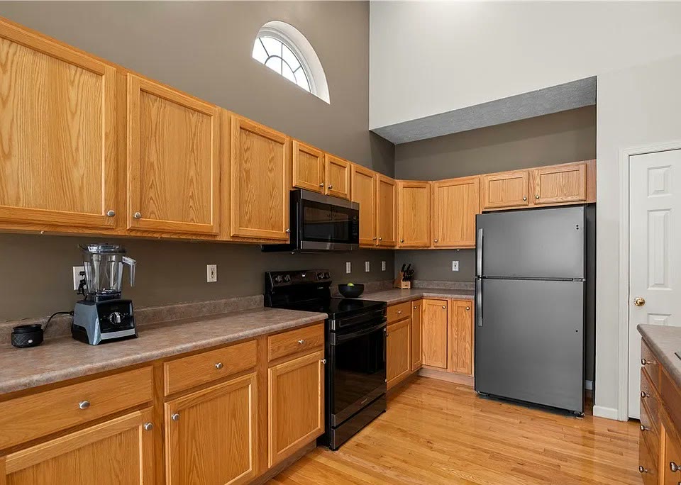 Oak kitchen with stainless appliances